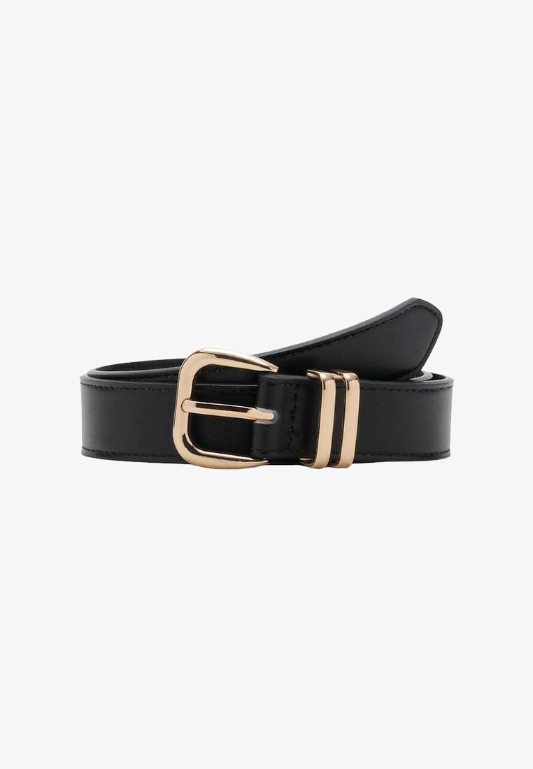 Zwarte leren riem met een gladde textuur, voorzien van een gouden metalen gesp en twee extra gouden accenten nabij de gesp.
