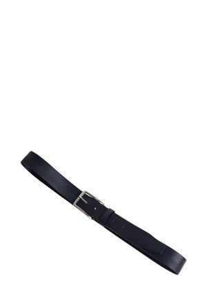 Cintura in pelle nera con texture, fibbia rettangolare argentata, multiple forature per la regolazione e nome del marchio impresso sulla cinghia.