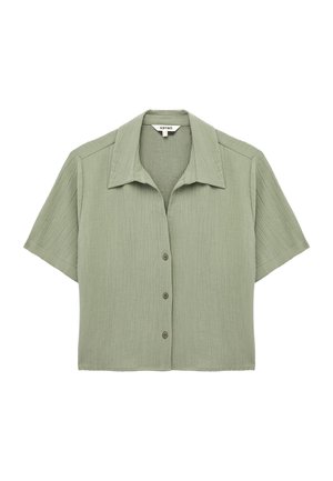 Jasnozielona koszula z krótkim rękawem i guzikami, o fakturowanej tkaninie i ostrym kołnierzyku, wyłożona na płasko na białym tle.