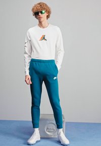 Nike Sportswear CLUB JGGR - Tracksuit bottoms - geode teal/white