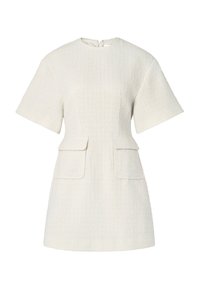 Robe de couleur crème en tissu texturé, avec des manches courtes, un col rond et deux poches avant. Design simple et structuré.
