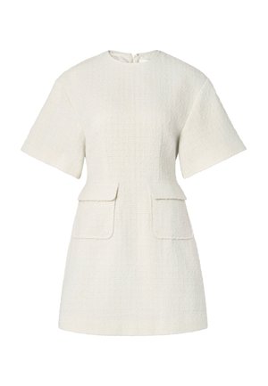 Robe de couleur crème en tissu texturé, avec des manches courtes, un col rond et deux poches avant. Design simple et structuré.