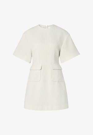 Kreemivärviline kleit, mis on valmistatud tekstureeritud kangast, lühikeste varrukate, ümmarguse kaeluse ja kahe esiküljel oleva taskuga. Lihtne, struktureeritud disain.