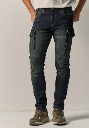 Koroshi, KOROSHI MEN'S SLIM CARGO LONG JEANS MEN'S SLIM CARGO LONG JEANS - Vaqueros slim fit - azul osc   dark blue