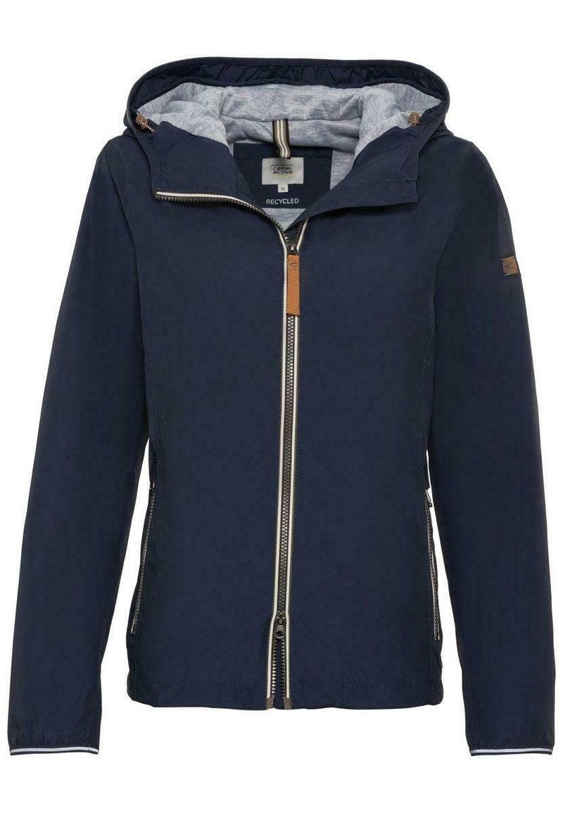 Veste à capuche bleu marine fabriquée à partir de matériaux recyclés, dotée d'une fermeture éclair à l'avant, d'une doublure intérieure contrastante et d'accents en cuir marron.