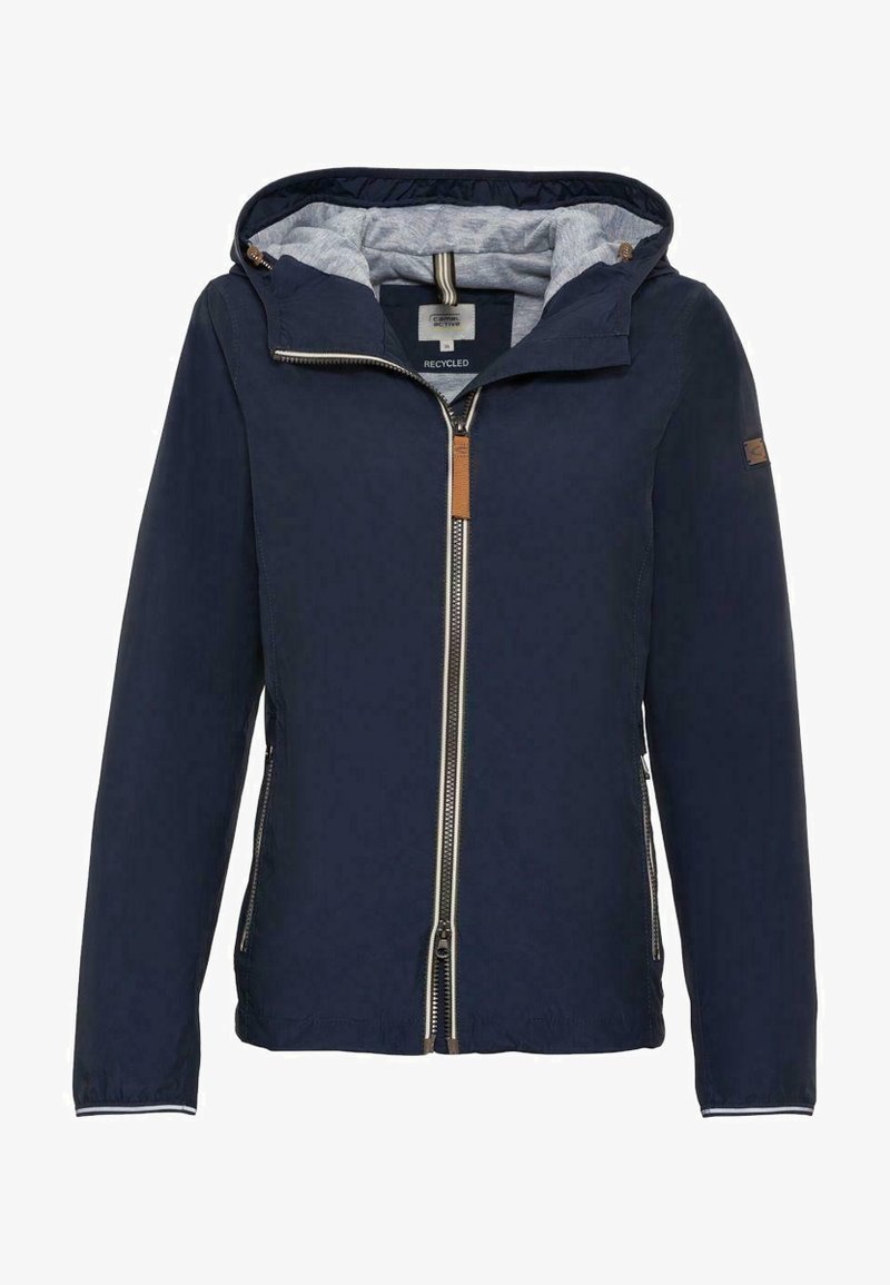 Veste à capuche bleu marine fabriquée à partir de matériaux recyclés, dotée d'une fermeture éclair à l'avant, d'une doublure intérieure contrastante et d'accents en cuir marron.