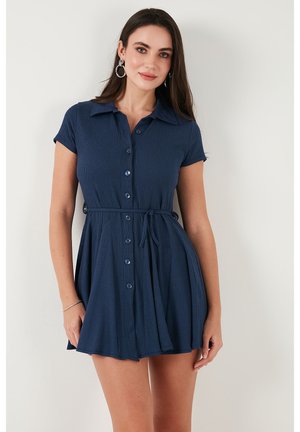 Abito corto blu navy con maniche corte, chiusura a bottoni sul davanti e cintura legata in vita. Tessuto testurizzato con gonna svasata e dettagli colletto.