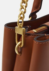 Guess MASIE GIRLFRIEND SATCHEL - Handväska - cognac