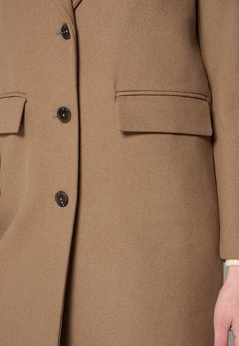 Brauner Wollmantel mit texturiertem Stoff, einreihigem Design, zwei vorderen Taschen und schwarzen Knopfakzenten.