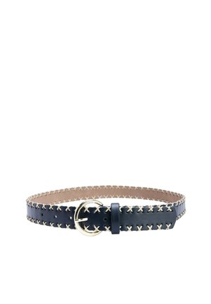 Zwarte leren riem met beige kruissteekdetails langs de randen en een gouden ronde gesp, plat liggend op een witte achtergrond.