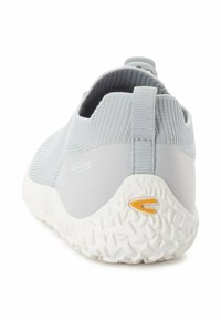 Szare buty wsuwane z teksturowanej tkaniny, biała teksturowana podeszwa oraz mały pomarańczowy akcent na pięcie dla dodatkowego detalu.
