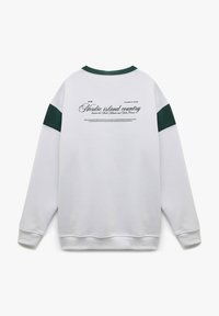 Sudadera blanca con detalles verdes y cuello de canalé. Presenta texto en la parte trasera: "país insular nórdico", estilizado en cursiva. Tejido suave.