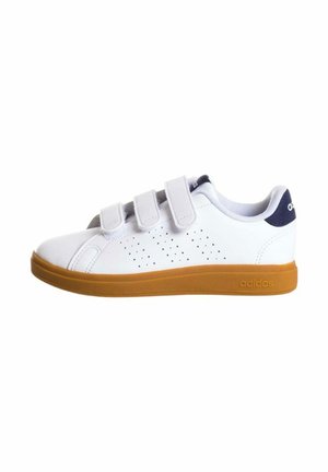 Zapatillas deportivas blancas con tres correas de Velcro, diseño perforado en el lateral y suela de goma; detalles en azul marino en la parte trasera.