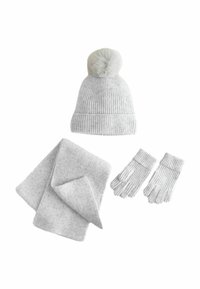 Gai pelēks adīts cepure ar pom Pom, atbilstoša šalle un ribotas cimdi. Šalle ir salocīta, cimdiem ir atvērti pirksti un manžetes.