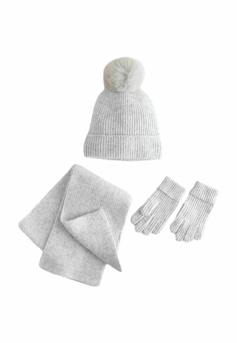 Gai pelēks adīts cepure ar pom Pom, atbilstoša šalle un ribotas cimdi. Šalle ir salocīta, cimdiem ir atvērti pirksti un manžetes.