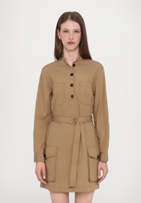 Abito a portafoglio khaki con colletto, maniche lunghe, bottoni, due tasche frontali e una cintura abbinata con fibbia in argento. Tessuto morbido e resistente.