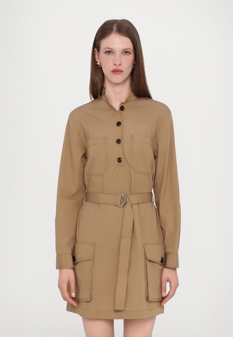 Abito a portafoglio khaki con colletto, maniche lunghe, bottoni, due tasche frontali e una cintura abbinata con fibbia in argento. Tessuto morbido e resistente.