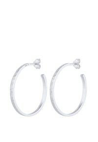 Pendientes de aro de plata con una superficie texturizada, forma circular y cierre a presión. Marcados con "925" para indicar plata esterlina.