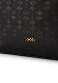 Borsa nera con un delicato motivo floreale, realizzata in materiale testurizzato, con un'accattivante accentatura dorata del logo "JOOP!".