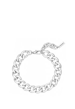 Chunky kettingarmband in zilverkleur met een karabijnsluiting en een klein rechthoekig plaatje met gegraveerd "YOKOAMii".
