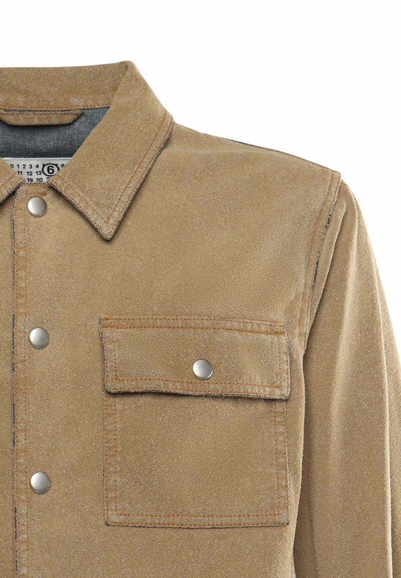 Giacca in camoscio color cuoio con collo appuntito, bottoni automatici lungo il davanti e tasca a pattina con bottone automatico sul petto.