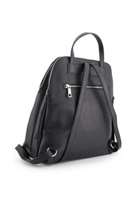 Černý kožený batoh s texturou, dvoumi ramenními popruhy, horním madlem a vodorovnou zipovou kapsou na zadním panelu.