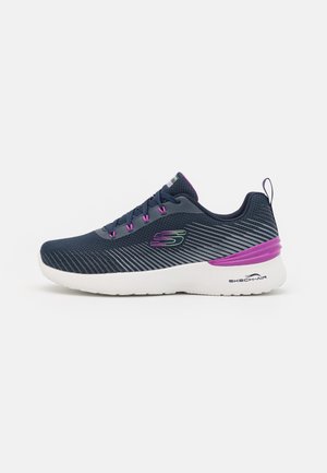 Baskets de sport en maille marine avec des accents violets, un design texturé, des lacets violets, un col rembourré et une semelle blanche rembourrée.