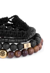 Set aus vier Armbändern, bestehend aus schwarzem Leder, Vulkangestein, dunklem Holz und einem goldakzentuierten Zentrum mit Löwendesign. Strukturiert und geschichtet.
