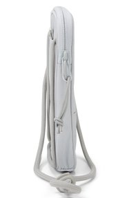Borsa in tessuto grigio chiaro con un profilo sottile, dotata di chiusura con zip e cordino regolabile. Superficie testurizzata con sottili dettagli di cucitura.