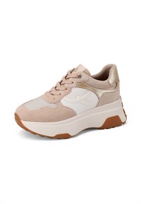 Sneaker rosa chiaro con tomaia in suede, dettagli in mesh e logo bianco laterale. Presenta una suola spessa bianca e una suola in gomma testurizzata.