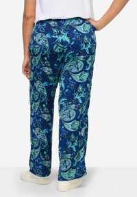 Pantaloni blu con motivo paisley in verde e turchese, realizzati in tessuto morbido, con cintura elastica e vestibilità comoda.