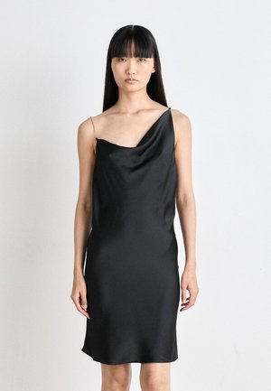 Robe en satin noir avec un col drapé et de fines bretelles réglables. Présente une silhouette droite et une texture lisse et brillante.