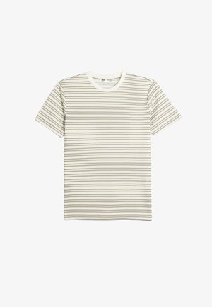 Gestreept T-shirt in lichte crème- en groentinten; heeft een ronde hals en korte mouwen, met horizontale strepen van verschillende breedtes.