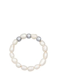 Bracciale di perle con perle bianche di forma irregolare e tre perle lisce in argento. Costruzione con filo elastico per flessibilità.