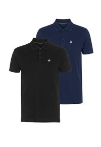 Deux polos à col, un noir et un bleu marine, chacun avec un petit logo blanc brodé sur la poitrine gauche.