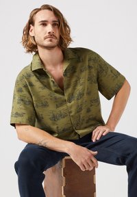 Wrangler RESORT - Camicia - olive scenic