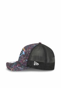 Kappe mit einem bunten, gesprenkelten Muster auf schwarzem Grund und einem Mesh-Rücken. Beinhaltet ein Logo-Patch an der Seite und einen gebogenen Schirm.