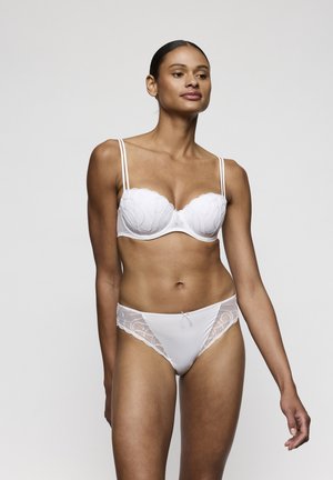 Witte beha en bijpassende slip met kanten details. De beha heeft een gladde afwerking en voorgevormde cups, terwijl de slip zijkanten met kantaccenten heeft.