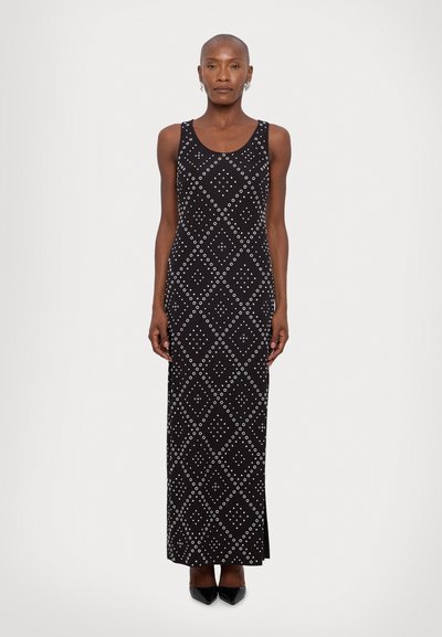 Schwarzes Maxikleid mit ärmellosem Design, das weiße Kreis- und Diamantmuster aufweist. Der Stoff hat eine glatte Textur und beinhaltet seitliche Schlitze.