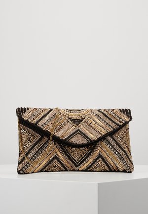 Prostokątna czarna kopertówka z wzorami z geometrycznych koralików i cekinów w kolorach złotym i srebrnym, posiadająca złoty łańcuszek, na białej powierzchni.