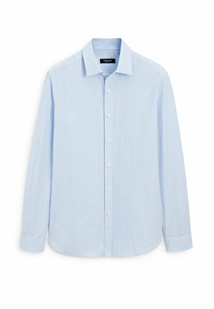 Lyseblå herreskjorte med lange ærmer, tynde hvide lodrette striber samt hvide knapper foran, på kraven og manchetterne.