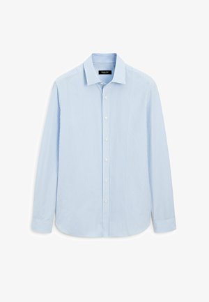 Lyseblå herreskjorte med lange ærmer, tynde hvide lodrette striber samt hvide knapper foran, på kraven og manchetterne.