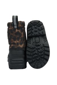 Boty s vrškem v černobílém leopardím vzoru s texturovaným povrchem a robustní gumovou podešví černé barvy se hlubokými drážkami pro lepší přilnavost.