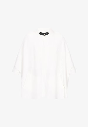 Witte cape-achtige buitenkleding met een hoge kraag, voorzien van een zwarte accentsluiting en twee zijzakken. Zacht materiaal met opgerolde korte mouwen.