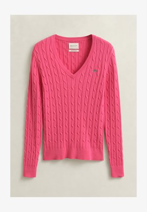 Felroze kabelgebreide V-hals trui met lange mouwen en geribbelde manchetten, zoom en halslijn, met een klein logo op de borst.
