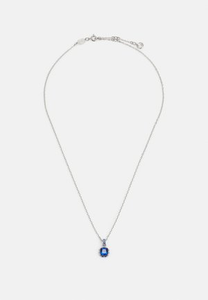 Collana di catena argentata con un pendente a gemma blu quadrata, impreziosito da piccoli accenti trasparenti, incastonato in una semplice montatura metallica.