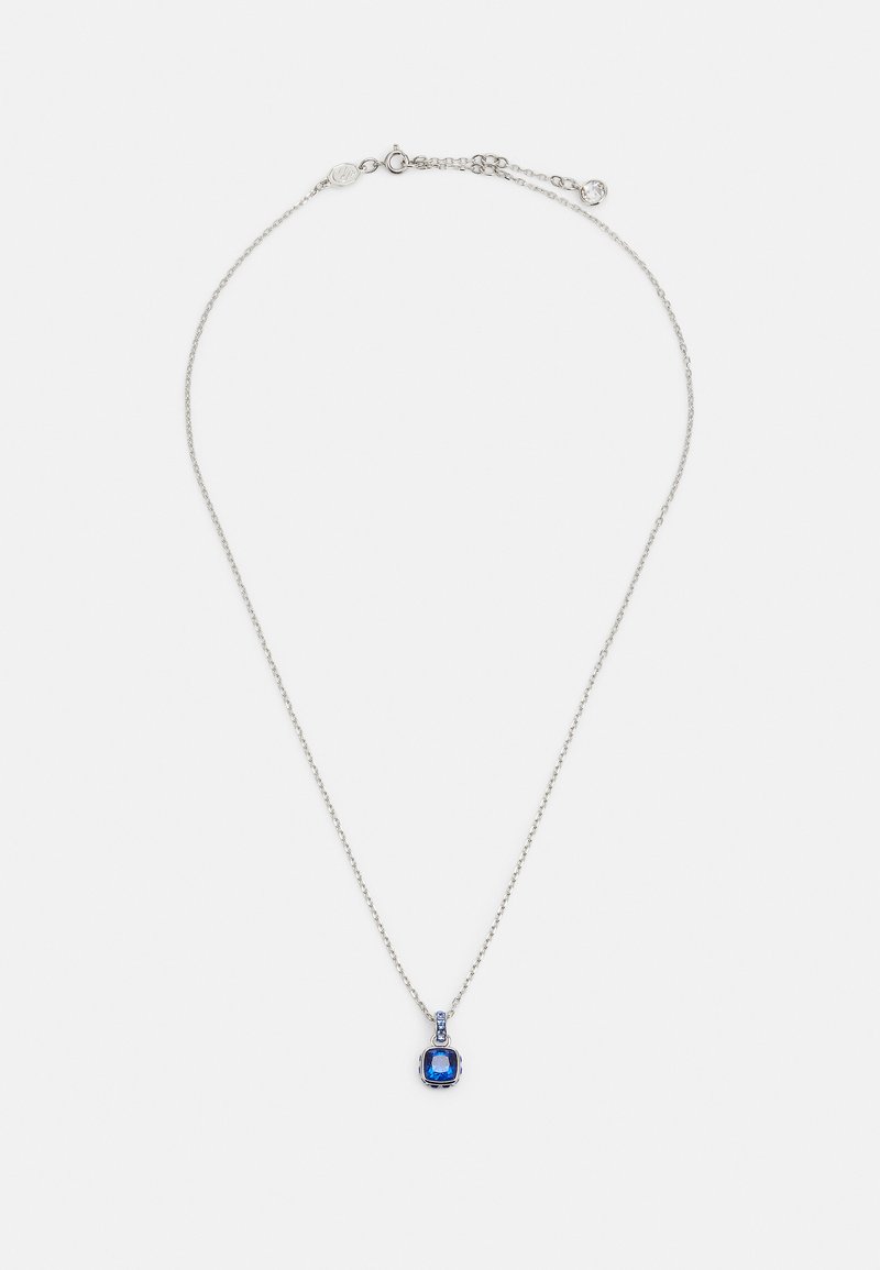 Zilveren ketting met een vierkante blauwe edelsteen hanger, versierd met kleine heldere accenten, gezet in een eenvoudige metalen bezel.