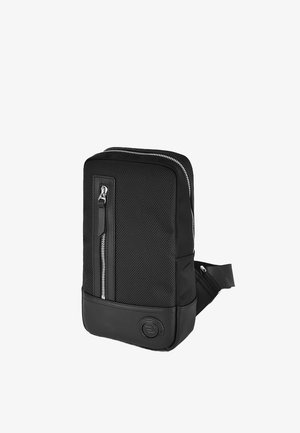 Czarny plecak z teksturowanym siatkowym przodem, gładkim skórzanym dnem, srebrnym zamkiem błyskawicznym oraz okrągłym akcentem logo z boku.