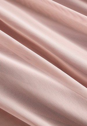 Tessuto in rete rosa chiaro con una superficie texture, caratterizzato da un motivo a griglia. Il tessuto si drappeggia in modo fluido, mostrando caratteristiche morbide e leggere.