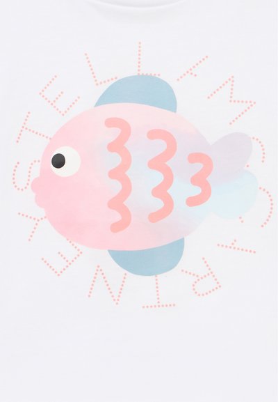 Grafica di un pesce rosa su sfondo bianco con accenti blu e motivi ondulati. Testo attorno al pesce che recita "STELLAR". Texture liscia.